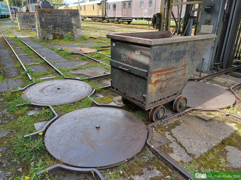 Ręczny naładowny wózek węglowy - Skansen Taboru Kolejowego w Chabówce