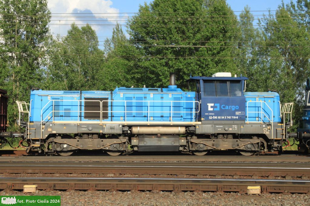 742 719