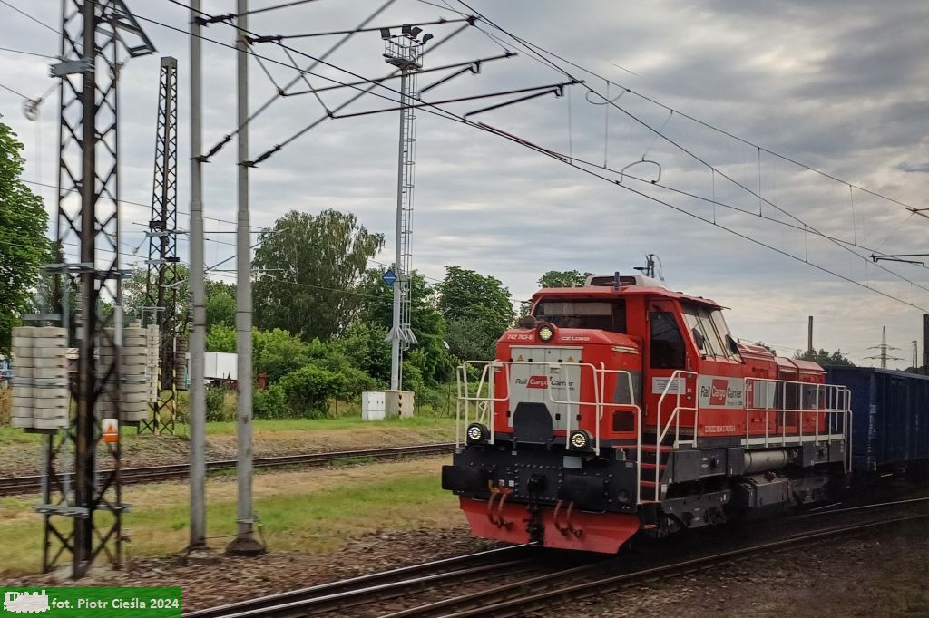 742 763
