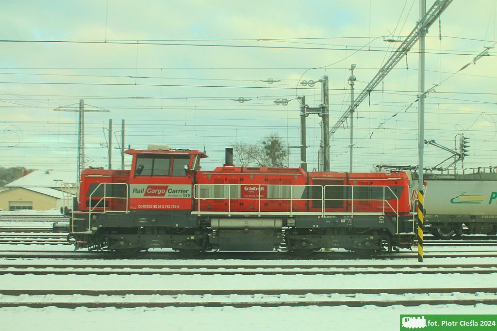 742 763