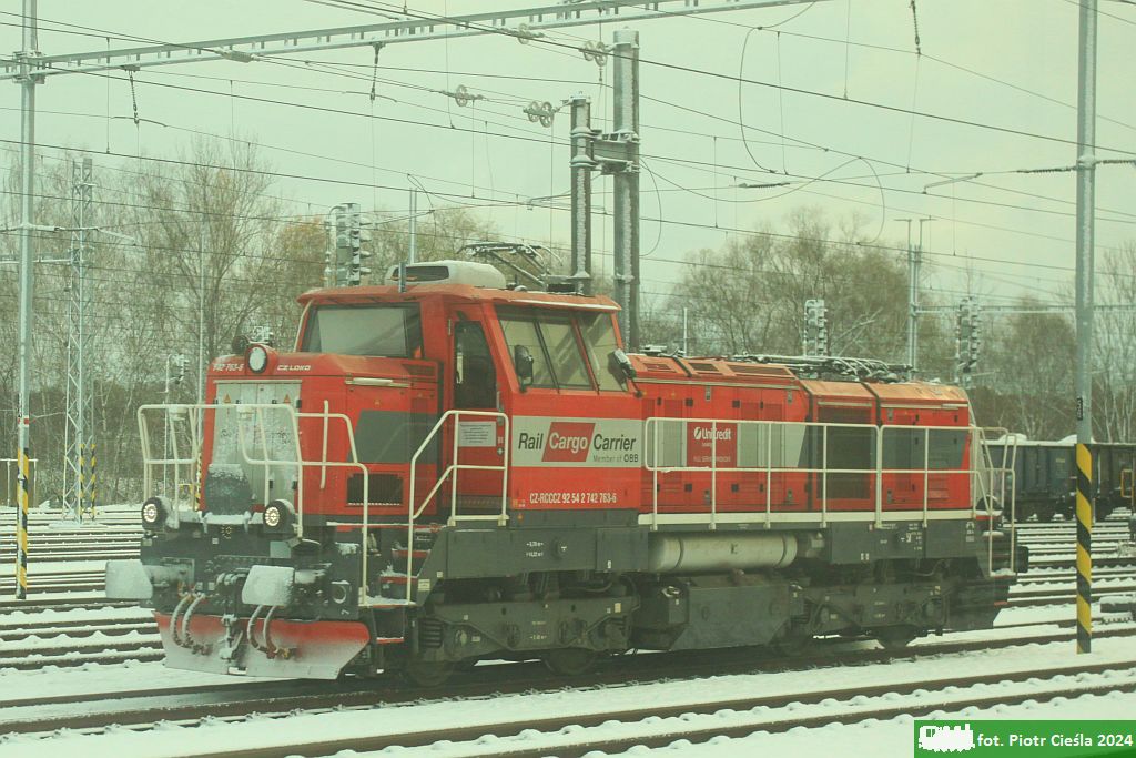 742 763